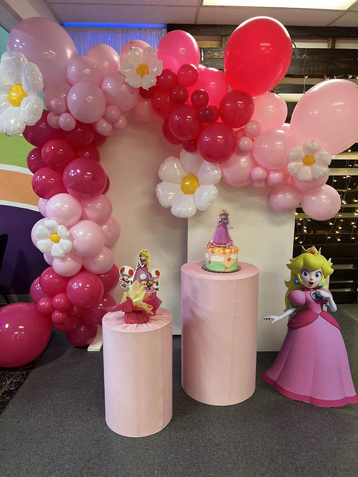 Pink balloon garland with daisy balloons for a birthday party in El Paso